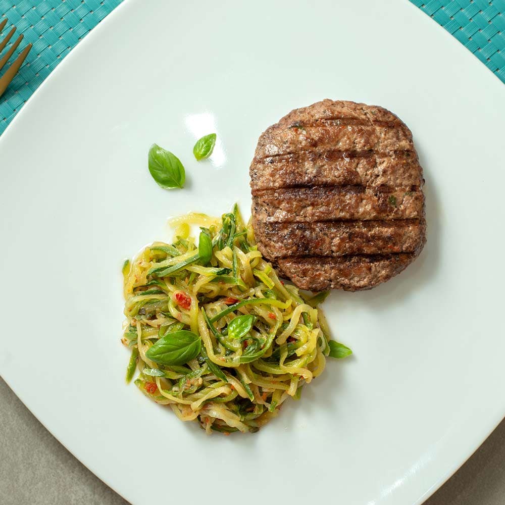 Espaguete de abobrinha com hambúrguer de carne - Da Mamãe Fitness