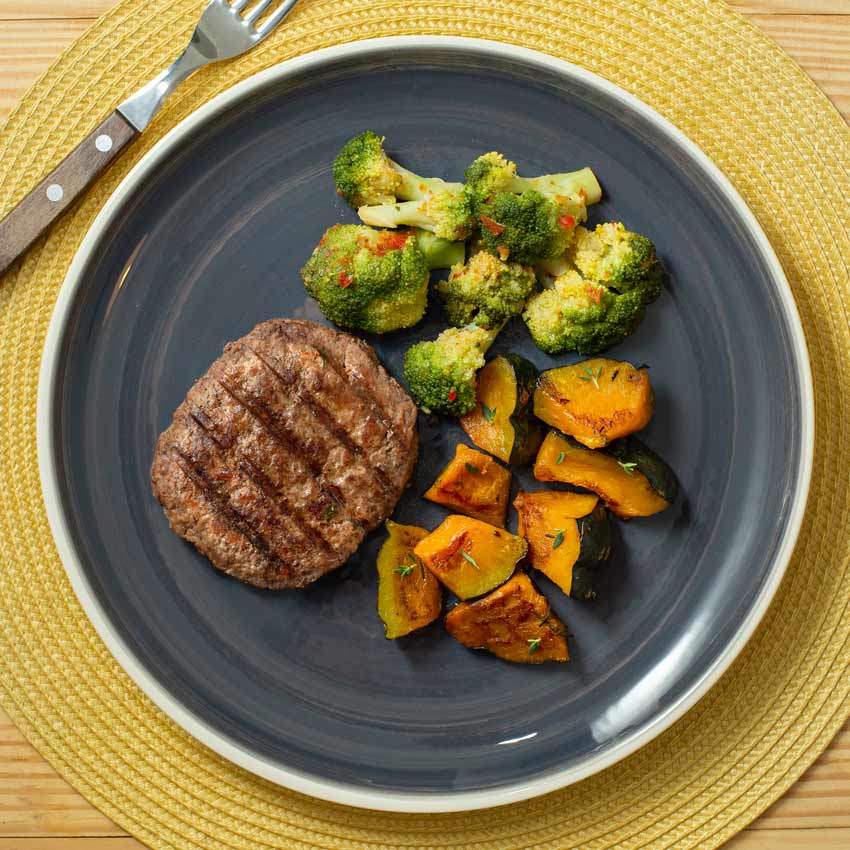 Hambúrguer de Carne com Abóbora com Alecrim e Brócolis Salteados